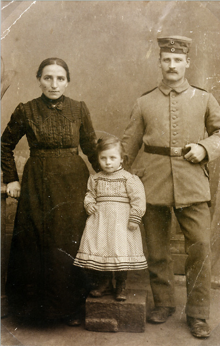 Junges Ehepaar aus Haubern mit Tochter, während des Ersten Weltkriegs, undatiert