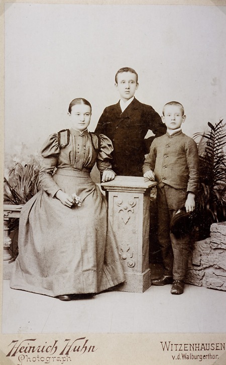 Junge Frau aus Haubern mit ihren zwei Brüdern, um 1895