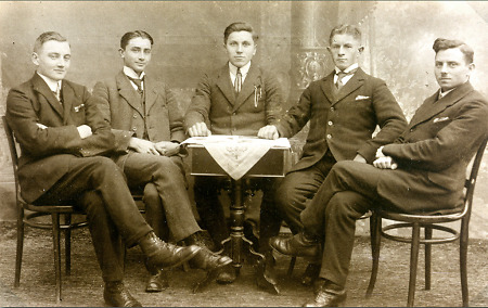 Junge Männer aus Haubern, um 1910