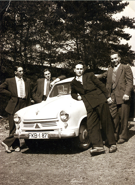 Junge Männer aus Haubern stehen stolz um einen Lloyd, 1956-1962