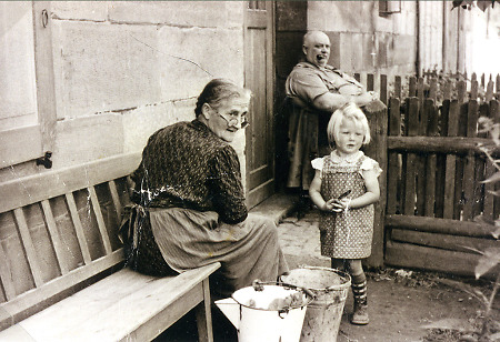 Hauberner Großeltern mit Enkelin, späte 1920er Jahre