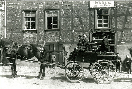 Pferdekutsche unterwegs auf den Hauberner Straßen, um 1900