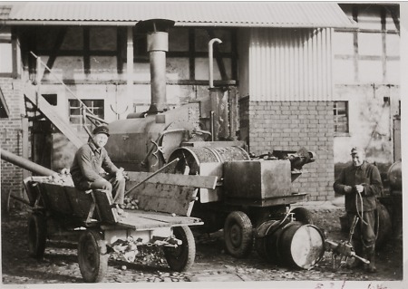 Dampfmaschine auf einem Hof in Haubern, späte 1920er Jahre