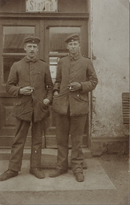 Zwei Soldaten aus Haubern, vermutlich während des Ersten Weltkriegs, 1914-1918