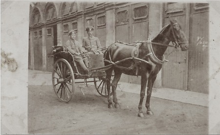 Zwei Soldaten mit einem Einspänner, vor 1914