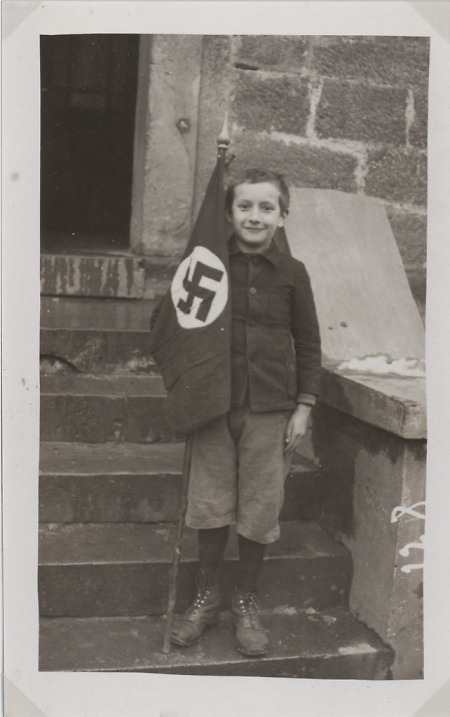 Kind aus Haubern mit Hakenkreuzfahne, nach 1933