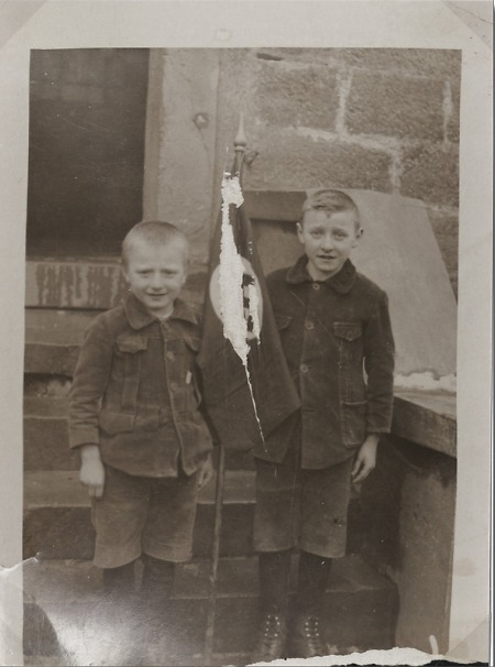Hauberner Kinder mit Hakenkreuzfahne, nach 1933