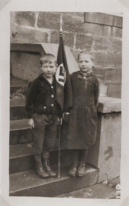 Hauberner Kinder mit einer Hakenkreuzfahne, nach 1933