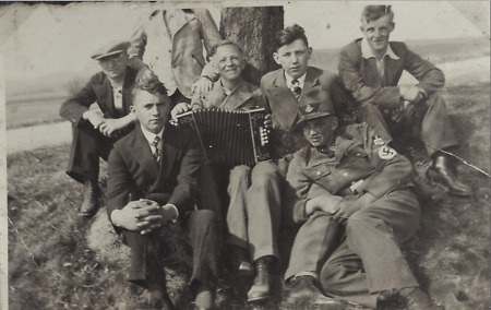 Gruppenaufnahme junger Männer aus Haubern, nach 1933