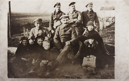 Deutsche Soldaten mit flämischen Kindern, 1915