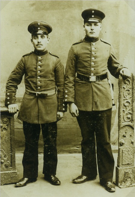 Zwei Brüder aus Haubern als Soldaten, um 1914