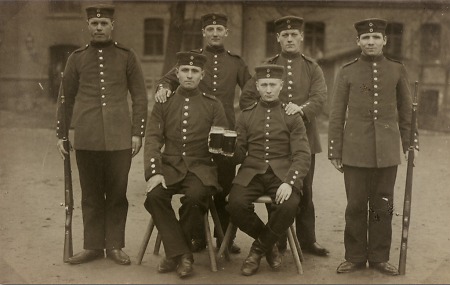 Soldatengruppe stehen zum Erinnerungsbild zusammen, um 1912