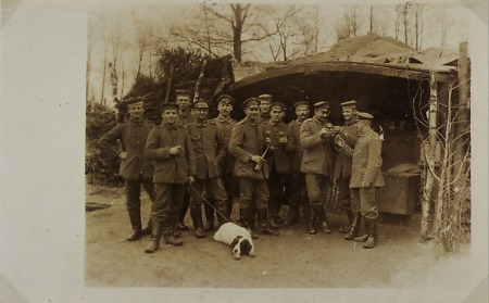 Soldaten vor einem Unterstand im Ersten Weltkrieg, 1916