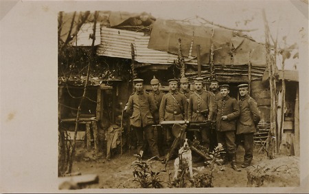 Deutsche Soldaten während des Ersten Weltkriegs vorf einem Unterstand an der Front mit Maschinengewehr, 1916