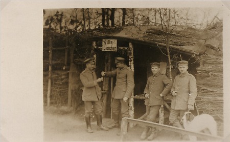 Soldaten vor einem Unterstand im Ersten Weltkrieg, 1917?