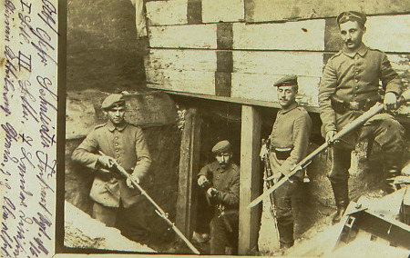 Deutsche Infanteristen an einem Unterstand an der Front, 1915