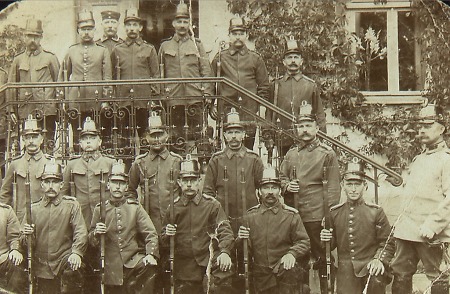 Gruppenaufnahme von Soldaten im Ersten Weltkrieg, 1914