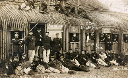 Reservisten auf der Heimfahrt nach einer Übung, 1911