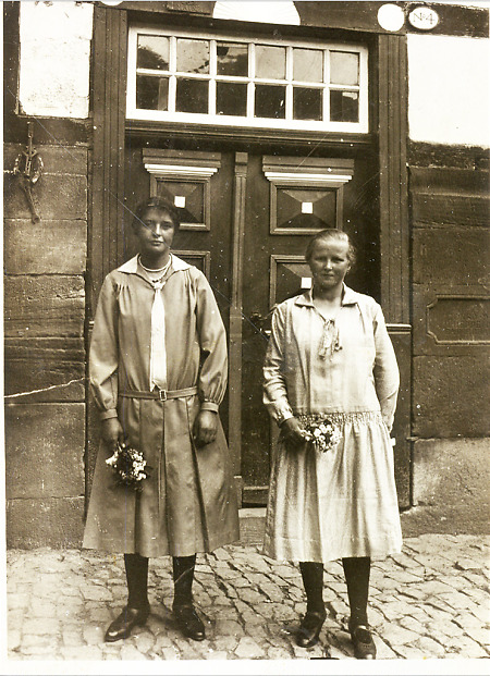 Zwei junge Frauen aus Haubern, 1920er Jahre