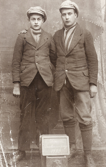 Erinnerungsbild zweier junger Männer aus Haubern zur Gesellenprüfung, 1923