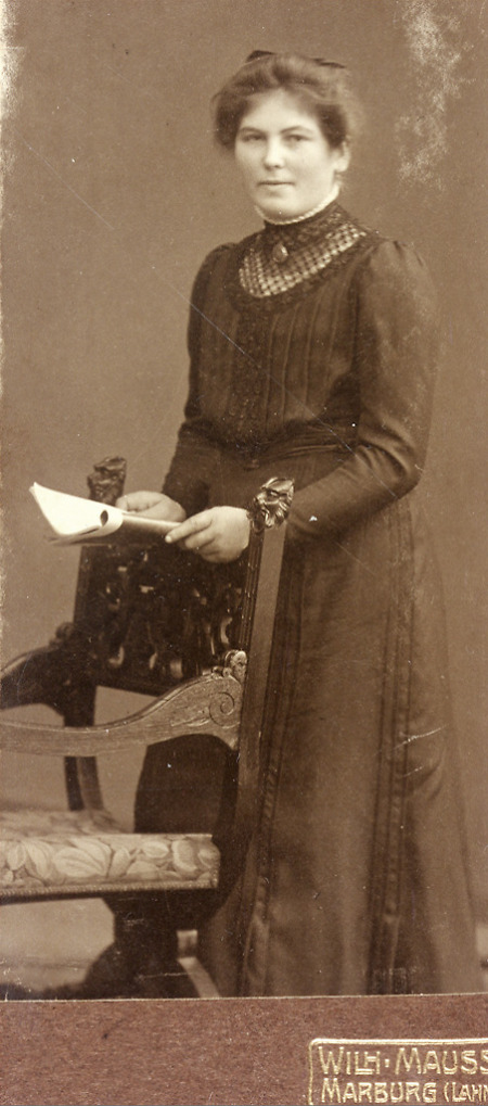 Atelieraufnahme einer jungen Frau aus Haubern, um 1900