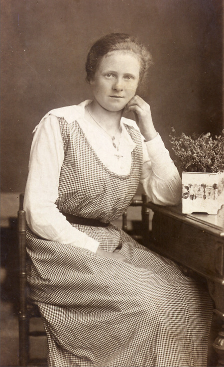 Junge Frau aus Haubern, 1910er Jahre