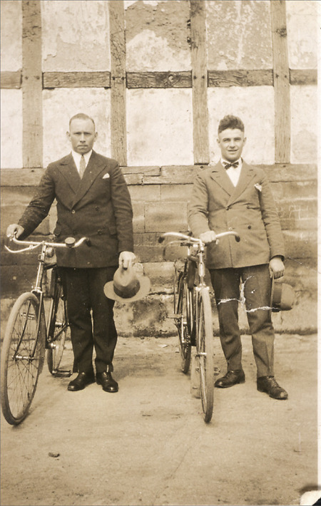 Zwei Männer mit Fahrrädern aus Haubern, 1910er Jahre