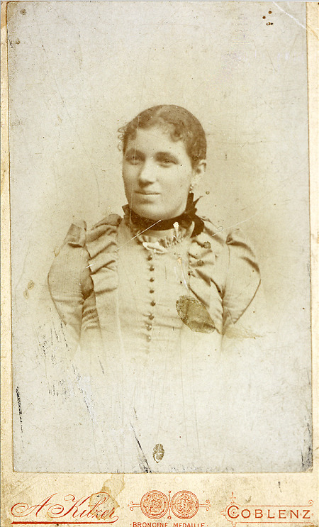Porträt einer jungen Frau aus Haubern, 1880er Jahre