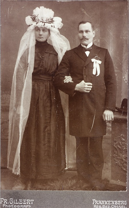 Atelieraufnahme eines Brautpaares aus Haubern, 1900-1910
