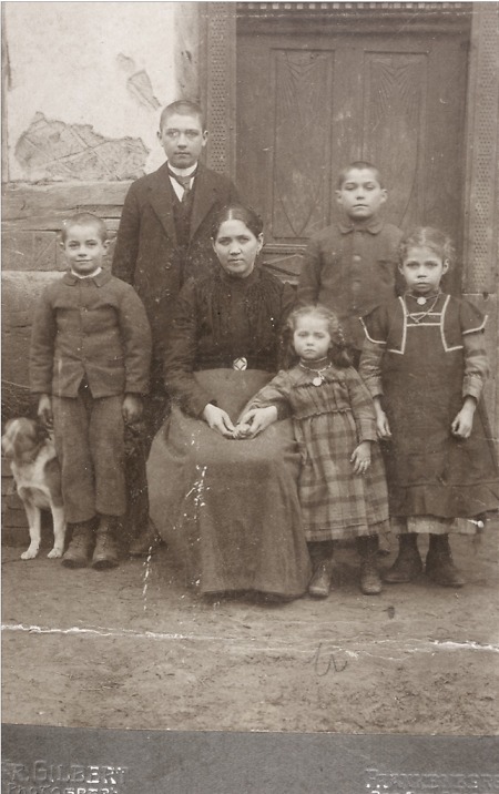 Hauberner Mutter mit ihren Kindern, 1920er Jahre