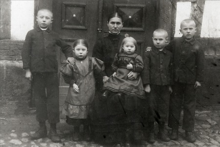 Junge Frau aus Haubern mit ihren Kindern, 1910er Jahre?