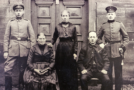 Hauberner Familie während des Ersten Weltkriegs vor ihrem Haus, 1917