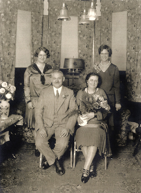 Ehepaar aus Haubern mit zwei Töchtern, 1920er Jahre