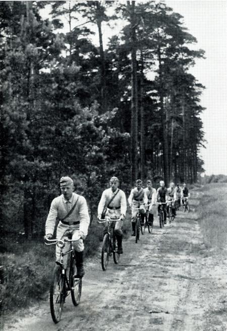 Männer des Reichsarbeitsdienstes auf dem Fahrrad, um 1939