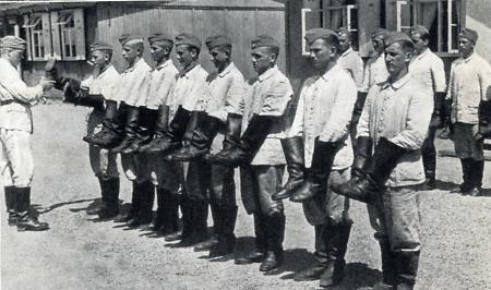 RAD-Männer zeigen ihre geputzten Schuhe, um 1939
