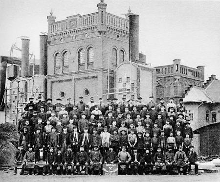 Die Arbeiter der Gießerei vor dem Hochofen Mars in Lollar, um 1887