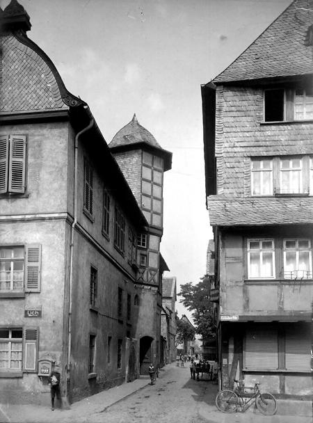 Am Rathaus in Butzbach, um 1900