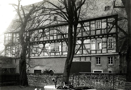 Fachwerkhaus in Grünberg mit Automobil, um 1900
