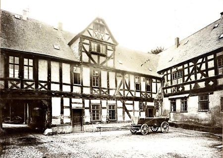 Hof in Hermannstein, um 1900