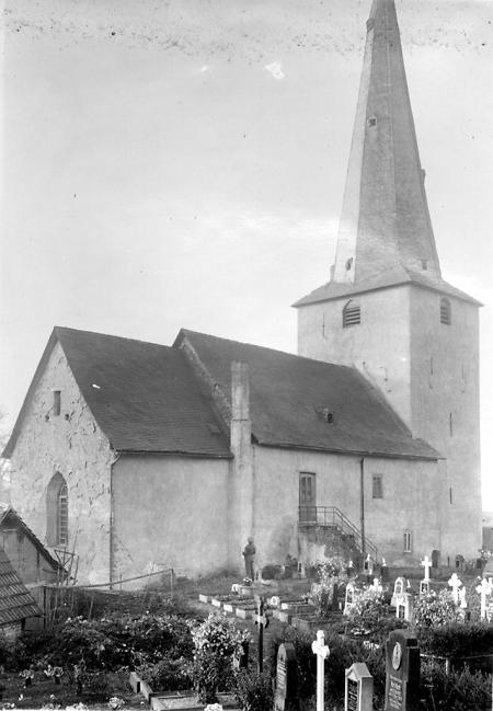 Kirche mit Friedhof in Leun, um 1900