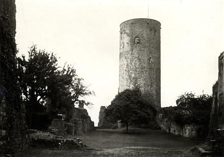 Bergfried auf Burg Münzenberg, um 1900