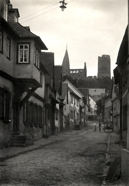 Straße in Münzenberg mit Blick auf die Burg, um 1900