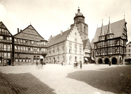 Marktplatz in Alsfeld mit Rathaus, Weinhaus, Walpurgiskirche, um 1900