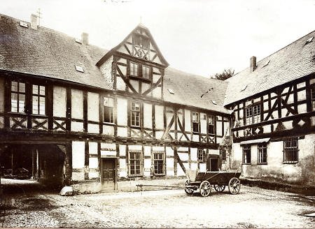 Innenhof mit Fachwerk in Alsfeld, um 1900