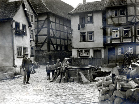Älterer Mann und Kinder auf einem Platz in Alsfeld, um 1900