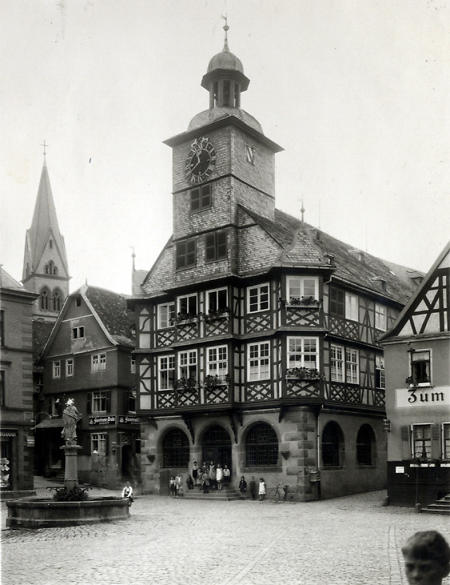 Heppenheimer Rathaus am Markplatz, um 1900