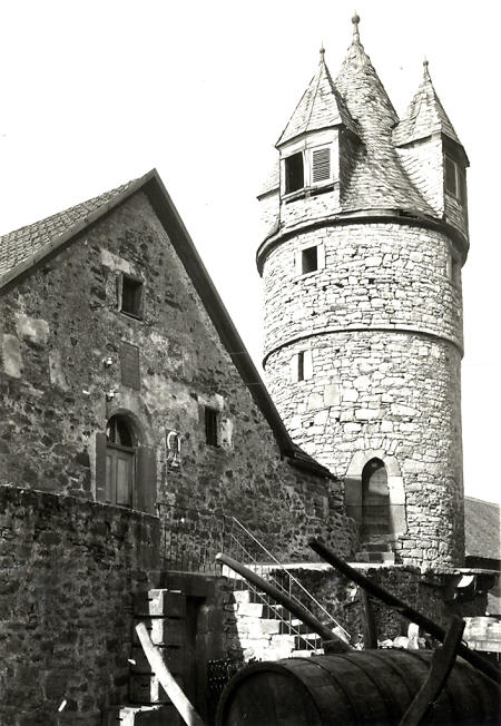 Turm der alten Stadtmauer am alten Brauhaus in Homberg (Ohm), um 1900