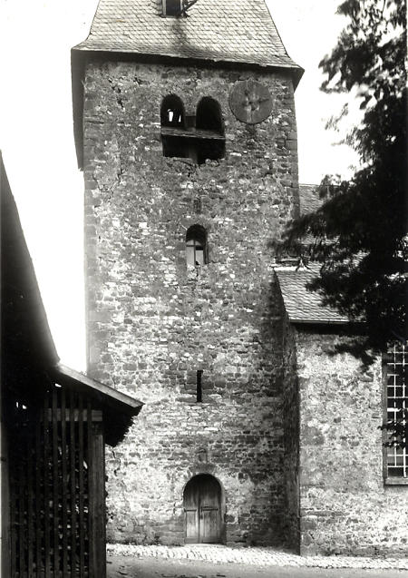 Der Kirchturm der Kirche in Kirch-Göns, um 1920-1925