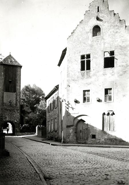 Straße und Stadtmauer in Gelnhausen, um 1900