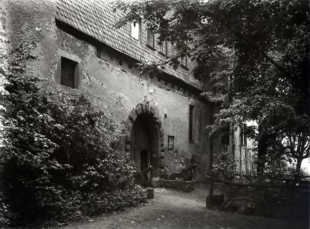 Tordurchfahrt zur Unterburg Gleiberg, um 1900